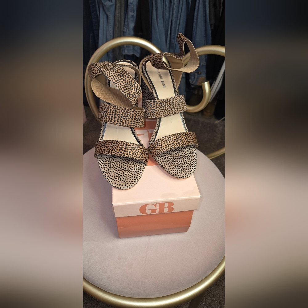 Gianni Bini Women's Tan and Black Sandals